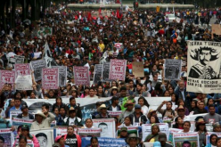 Tens of thousands of demonstrators in Mexico have marked the first anniversary of the disappearance of 43 college students